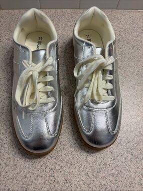 No Boundaries Silver Metallic Sneakers with Cream Laces